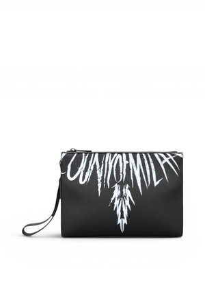 Pochette nera con cinturino da polso, con audace scritta bianca frastagliata ""COUNT OF MILAN"" e una grafica sulla parte anteriore.