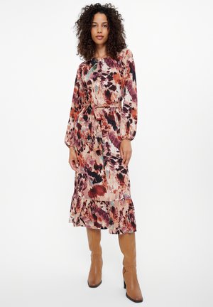 Vestido midi floral con mangas largas, cuello redondo, cinturilla con lazo y dobladillo con volantes, en tonos de rosa, burdeos y verde.