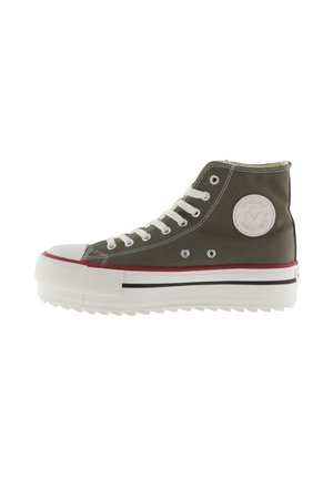 Baskets hautes en toile verte avec des lacets blancs, embout en caoutchouc et semelle blanche épaisse avec une accent rouge et un patch logo.