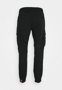 Czarne spodnie cargo z elastycznym pasem, zwężanym krojem, dwiema kieszeniami bocznymi i zamkami na nogawkach. Wykonane z solidnego materiału o subtelnej fakturze.