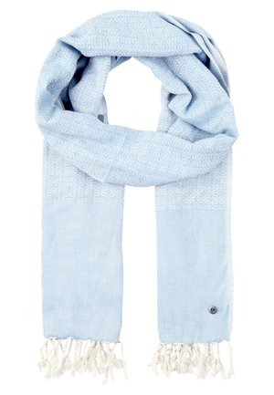 Vaaleansininen huivi, jossa on hienovarainen geometrinen kudoskuvio, hapsutetut reunat ja pieni pyöreä logo toisella puolella.