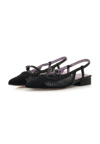 Zapatos negros tipo slingback con parte superior de malla texturizada, puntera afilada y correa ajustable. Plantilla morada y detalle de tacón bajo.