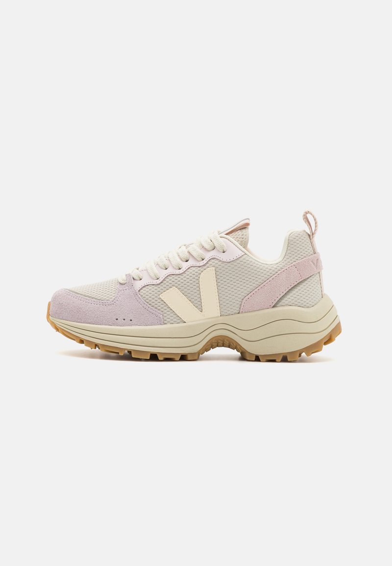 Leichte Sneaker aus hellgrauem Mesh mit beigen und blassrosanen Wildlederakzenten, dicker strukturierten Sohle und einer Schlaufe an der Ferse für einfaches Anziehen.