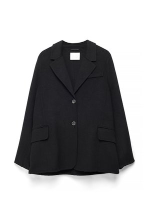 Mustast villast bleiser, millel on äsakraega krae, kaks esikäe taskut ja kaks nööpi, eksponeeritud lamades valgel taustal.