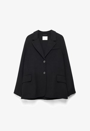 Musta villainen bleiseri lovisetillä kauluksella, kahdella etutaskulla ja kahdella napilla, esillä litteänä valkoista taustaa vasten.