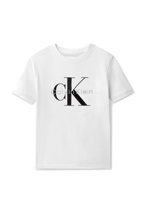 Hvit T-skjorte med korte ermer, med stor svart "ck"-logo og mindre grå "Calvin Klein"-tekst sentrert på forsiden.