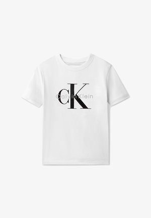 Biele tričko s krátkym rukávom s veľkým čiernym logom "ck" a menším sivým nápisom "Calvin Klein" umiestneným v strede na prednej strane.
