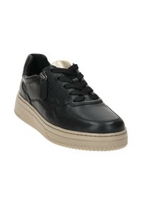 Zwarte leren sneaker met een gladde afwerking, vetersluiting aan de voorkant, zijrits en een contrasterende beige zool met gestructureerde groeven.