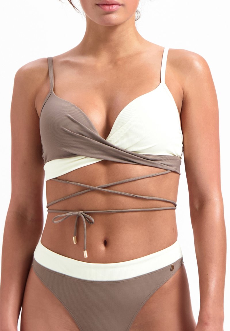 Top bikini bicolore marrone e giallo chiaro con spalline sottili, design incrociato nella parte anteriore e laccio regolabile in vita.