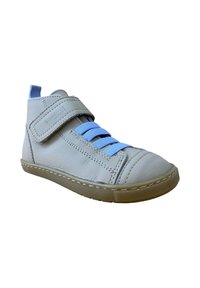 Zapato gris de cuero tipo bota alta con suela de goma, cordones elásticos azules y tira de velcro. Presenta detalles cosidos y diseño de punta redondeada.