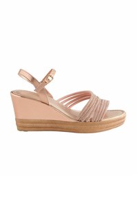 Sandalias de cuña rosas con un acabado metálico suave, que cuentan con correas brillantes y una suela texturizada para un mejor agarre. Incluye correa ajustable en el tobillo.