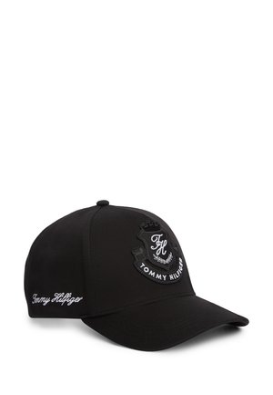 Gorra de béisbol negra con visera curva, con el logo bordado en blanco de Tommy Hilfiger en el lateral y parche de escudo en el panel frontal.