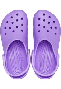 Zoccoli viola con finitura in plastica morbida, ritagli circolari per ventilazione, texture rialzata sul plantare e cinturini posteriori regolabili.