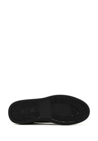 Sola di sneakers nera con motivo di grip testurizzato, area centrale leggermente rialzata e bordi lisci circostanti. Materiale in gomma resistente.
