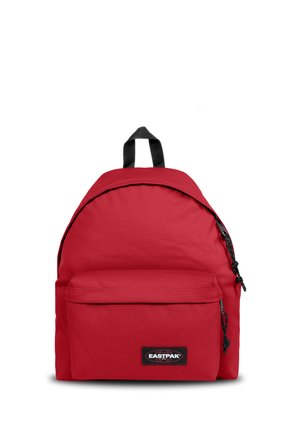Mochila Eastpak roja con un bolsillo frontal con cremallera, lazo de agarre negro y tiradores de cremallera negros, presentada sobre un fondo blanco.