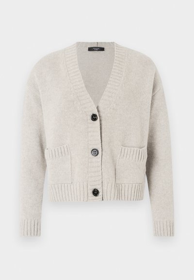 Cardigã cinza claro feito de tecido macio e texturizado. Apresenta decote em V, punhos e bainha canelados, com três botões pretos e dois bolsos frontais.