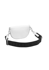 Biała skórzana torebka na ramię w kształcie łuku, z czarnym plecionym paskiem z tłoczonym napisem oraz srebrnymi akcentami.