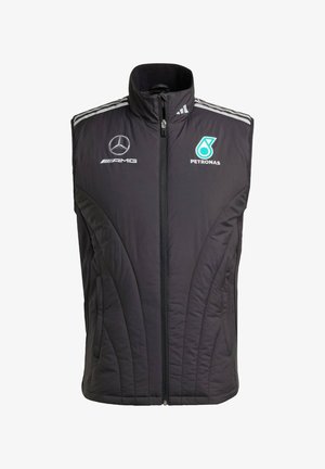 Gilet rembourré noir avec col montant, zip frontal, poches latérales et logos : Mercedes AMG et Petronas. Présente un matelassage horizontal et vertical.