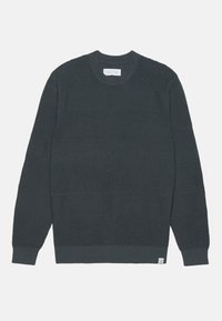 Pull en maille gris foncé avec des rayures horizontales, doté d'un col rond et de poignets et d'un ourlet côtelés. Surface texturée avec des motifs variés.