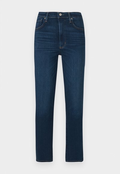 Sötétkék farmernadrág egyenes szabással, öt zsebbel és fémből készült gombbal záródik. Simább textúrájú, enyhén kifakult hatás a lábakon.