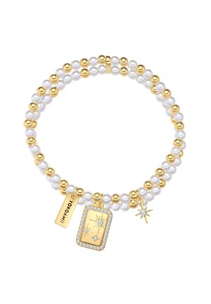 Gold- und Perlenarmband mit einem rechteckigen Charm mit Strasssteinen, einem kleinen Sternen-Charm und einem Anhänger, der mit "Yoko Ami" graviert ist.