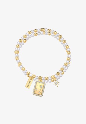 Zelta un pērļu aproce ar taisnstūra piekariņu, kurā ir rhinestone akmeņi, mazs zvaigznes piekariņš un birka ar uzrakstu "Yoko Ami".