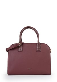 Borsa a mano in pelle bordeaux con manico texturizzato, hardware dorato e tracolla regolabile. Corpo liscio con logo nella parte centrale in basso.