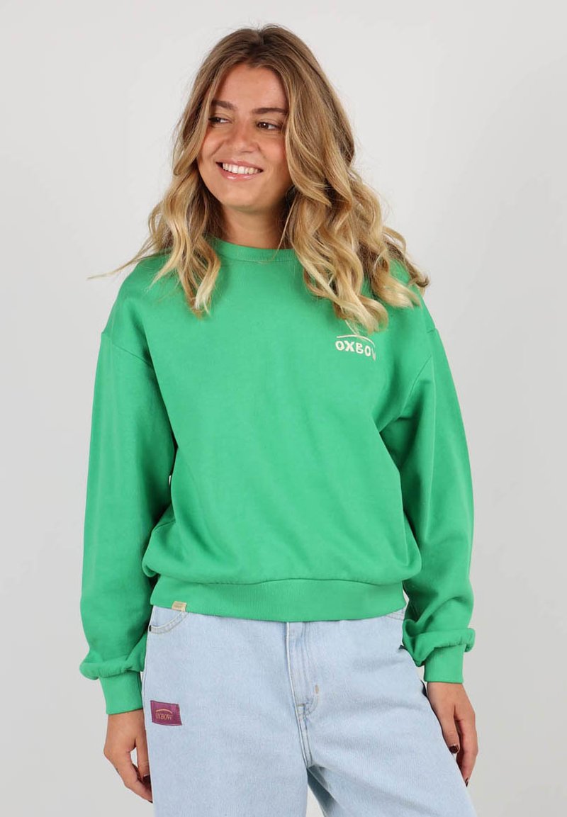 Sweatshirt en coton vert avec un col rond et des poignets côtelés. Logo "OXBOW" imprimé en blanc sur la poitrine. Design à coupe décontractée.