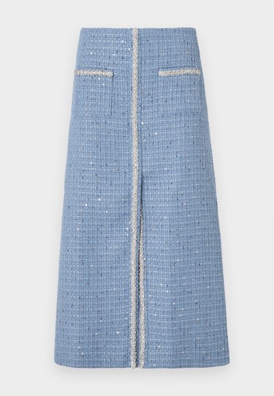 Jupe bleue tissée avec une finition texturée, dotée de deux poches avant et d'un bord argenté le long du centre et des bords des poches.