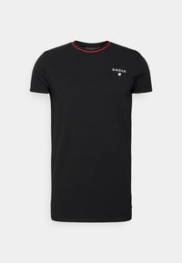 Camiseta negra de manga corta hecha de algodón. Cuenta con un escote redondo con ribete rojo y un pequeño logo blanco en el pecho.
