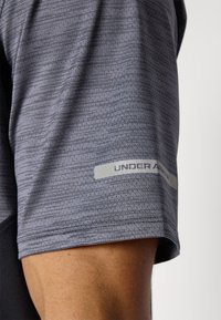 Under Armour UTILITY - Športne majice - black/super pink