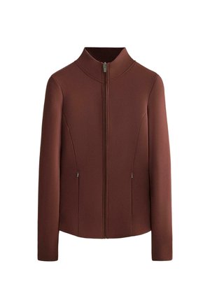 Braune Zip-Jacke mit Stehkragen, glattem Stoff, zwei seitlichen Taschen mit Reißverschlüssen und taillierter Silhouette. Einfaches, modernes Design.