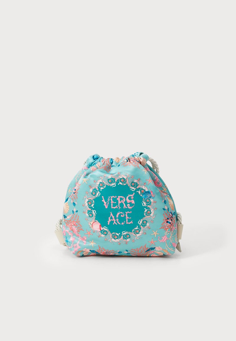 Sac à cordon en tissu bleu clair avec un motif corail et le logo "VERSACE" à l'intérieur d'un cadre circulaire décoratif.