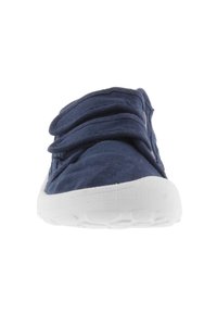 Scarpa in tessuto blu navy con bande elastiche sulla parte superiore, suola in gomma bianca e punta rotonda. Texture morbida, design minimalista.