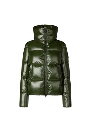 Giacca a vento verde con finitura lucida, colletto alto, zip frontale e due tasche laterali. Sezioni imbottite spesse creano un effetto trapuntato.