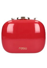 Sac à main rouge brillant de forme arrondie, fermeture à fermoir argenté et logo doré. Dispose d'une bandoulière en chaîne pour des options de port polyvalentes.