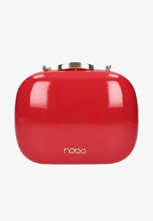 Rode glanzende handtas met een afgeronde vorm, zilveren sluiting met gesp en een gouden logo. Voorzien van een kettingriem voor veelzijdige draagmogelijkheden.