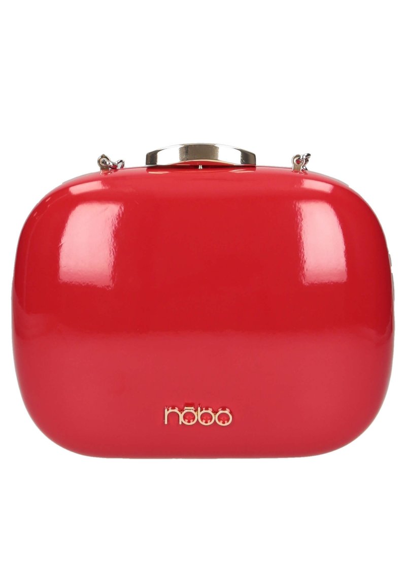 Sac à main rouge brillant de forme arrondie, fermeture à fermoir argenté et logo doré. Dispose d'une bandoulière en chaîne pour des options de port polyvalentes.