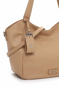 Sac à main en cuir beige avec une large bandoulière, une boucle décorative avec des anneaux argentés et un petit logo métallique de la marque à l'avant.