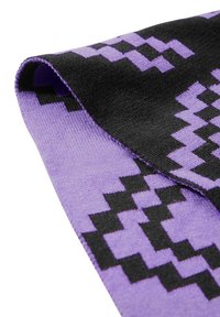 Tessuto a fantasia viola e nero, caratterizzato da un design geometrico e una consistenza liscia, piegato ad angolo per rivelare i dettagli della trama.