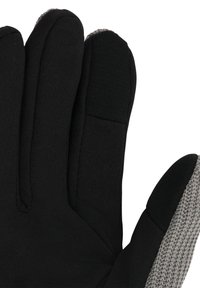 Guantes negros con un acento texturizado gris en el pulgar y la palma, hechos de un material elástico con un ajuste ceñido y separación definida de los dedos.