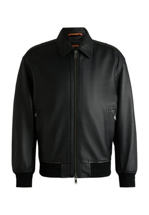 Giubbotto in pelle nera con zip frontale, colletto rialzato, polsini a coste e tasche laterali. La texture è liscia con un design elegante.