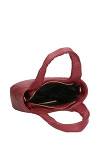 Borsa a tracolla rossa in pelle con cerniera dorata, due manici corti e una consistenza morbida. L'interno presenta una fodera nera e diverse tasche per l'organizzazione.