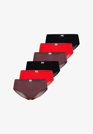 Sei mutandine da donna stile hipster in nero, rosso e marrone, con bordatura in pizzo lungo gli orli delle gambe e una piccola etichetta del marchio in vita.