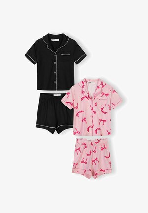 Due completi di pigiama a maniche corte con bottoni; uno nero con rifiniture bianche, uno rosa con stampa di fiocchi rossi, entrambi i pantaloncini hanno una vita elastica.