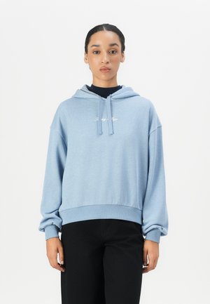 Lichtblauwe hoodie met een ontspannen pasvorm, voorzien van een grote steekzak aan de voorkant, een trekkoord in de kap en een geborduurd logo op de borst in het wit.