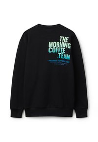 Černá mikina s kapucí s světle modrým nápisem "TÝM RANNÍ KÁVY" a menším textem "PROGRES, NE PERFEKCE" na horní části zad.