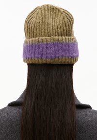 Bonnet en tricot de couleur vert olive avec une large bande en rib à rayures violettes. Présente un tissu texturé et confortable, offrant un ajustement serré autour de la tête.