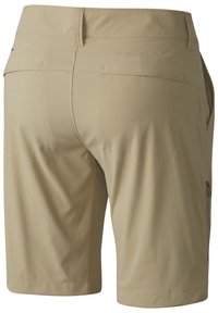 Pantaloni bermuda beige realizzati in tessuto leggero, con due tasche posteriori e una tasca laterale con zip, dal taglio dritto e orlo pulito.
