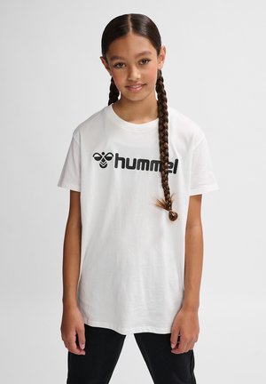 T-shirt en coton blanc avec un logo noir portant l'inscription "hummel" sur le devant. Manches courtes, col rond et coupe décontractée.